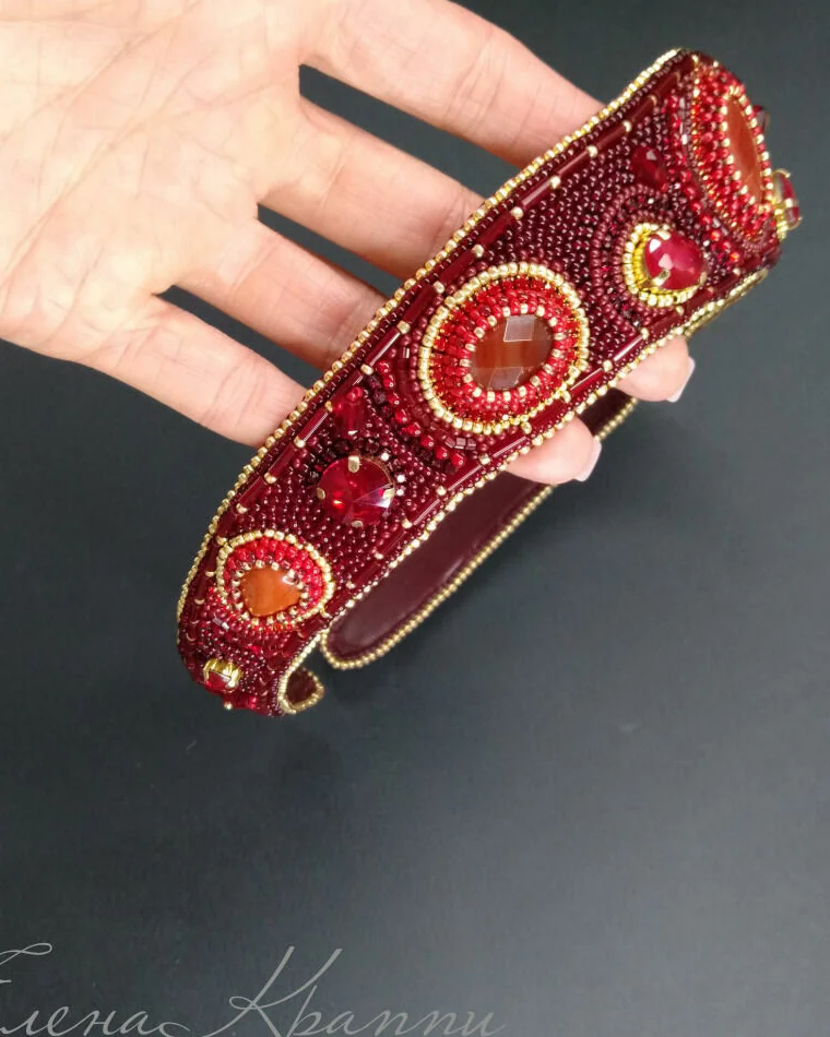 Красный кокошник с натуральными камнями