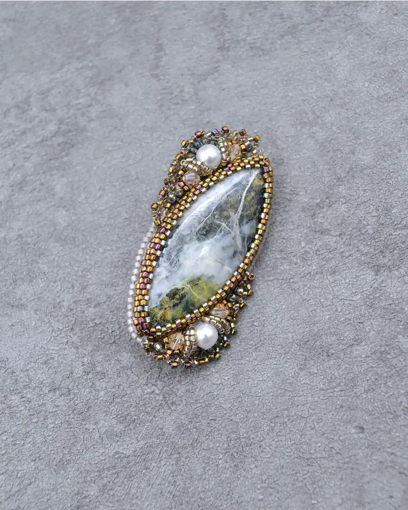 Брошь ручной работы с офитом и Swarovski