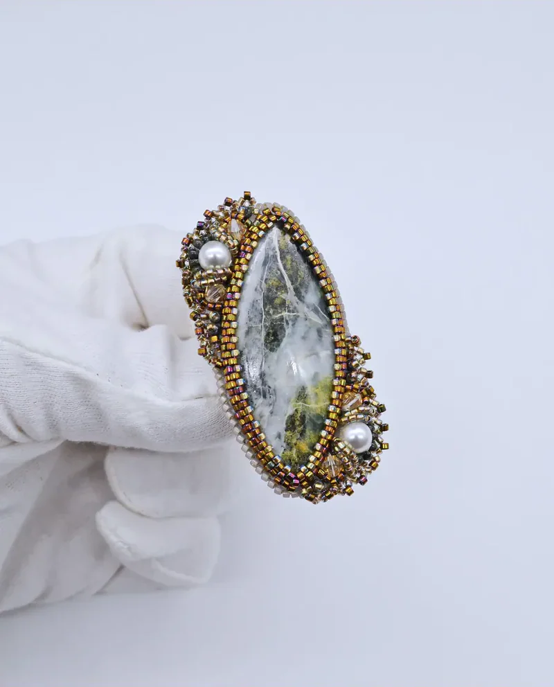 Брошь ручной работы с офитом и Swarovski