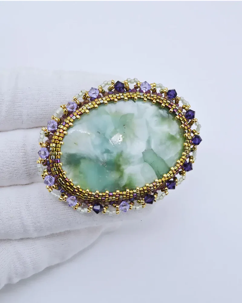 Брошь ручной работы с пектолитом и Swarovski