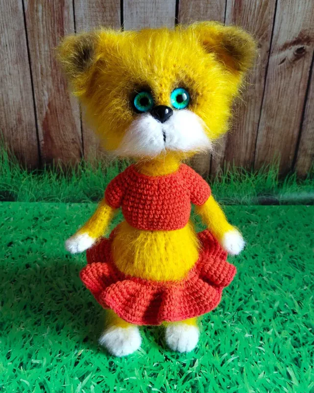Игрушка интерьерная ручной работы, вязаная кошка в юбке,14+
