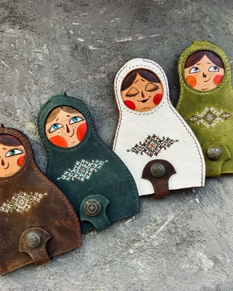 Ключница-матрёшка из кожи с ручной вышивкой и росписью — Тёмно-зелёная
