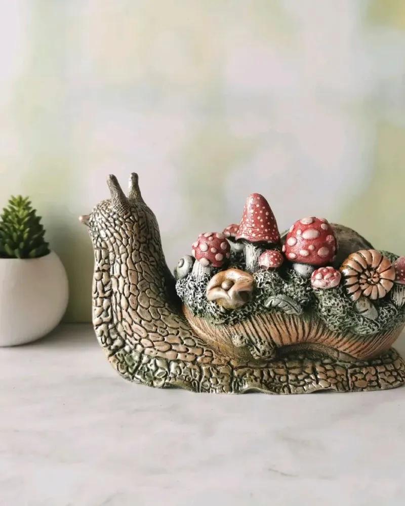 Улитка с мухоморами, кашпо