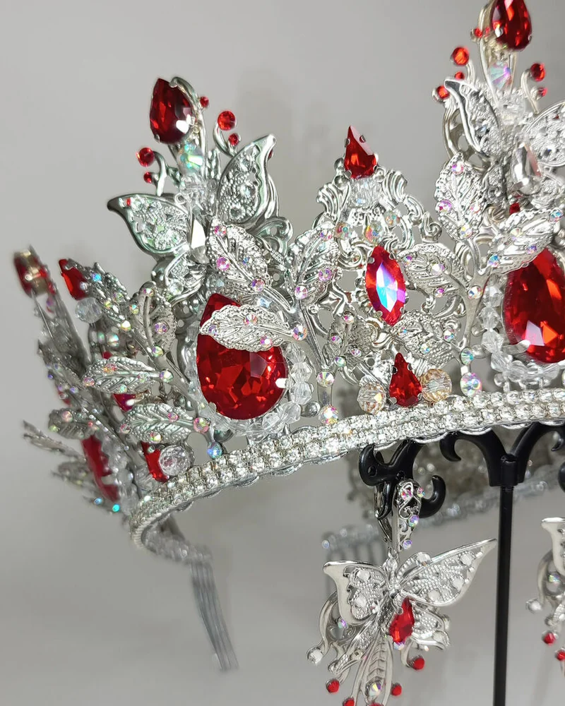 Серебряная корона и серьги с красными кристаллами