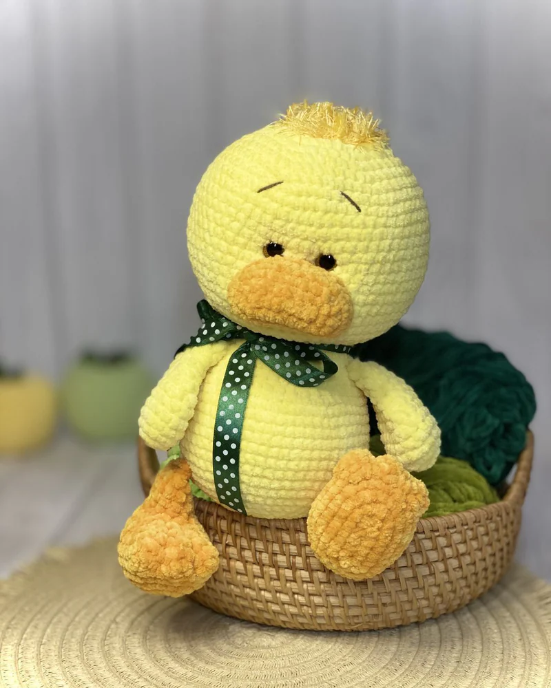 Вязаный жёлтый утёнок амигуруми