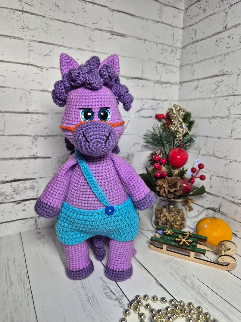Вязаная игрушка «Модная лошадка»