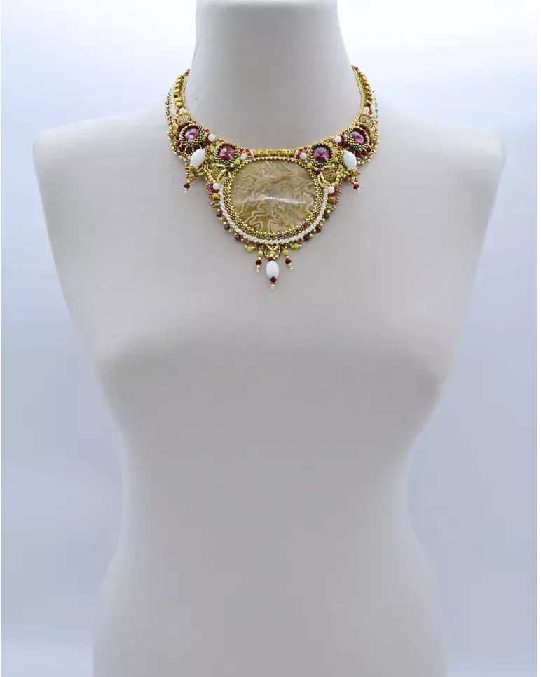 Авторское колье с кальцитом и Swarovski