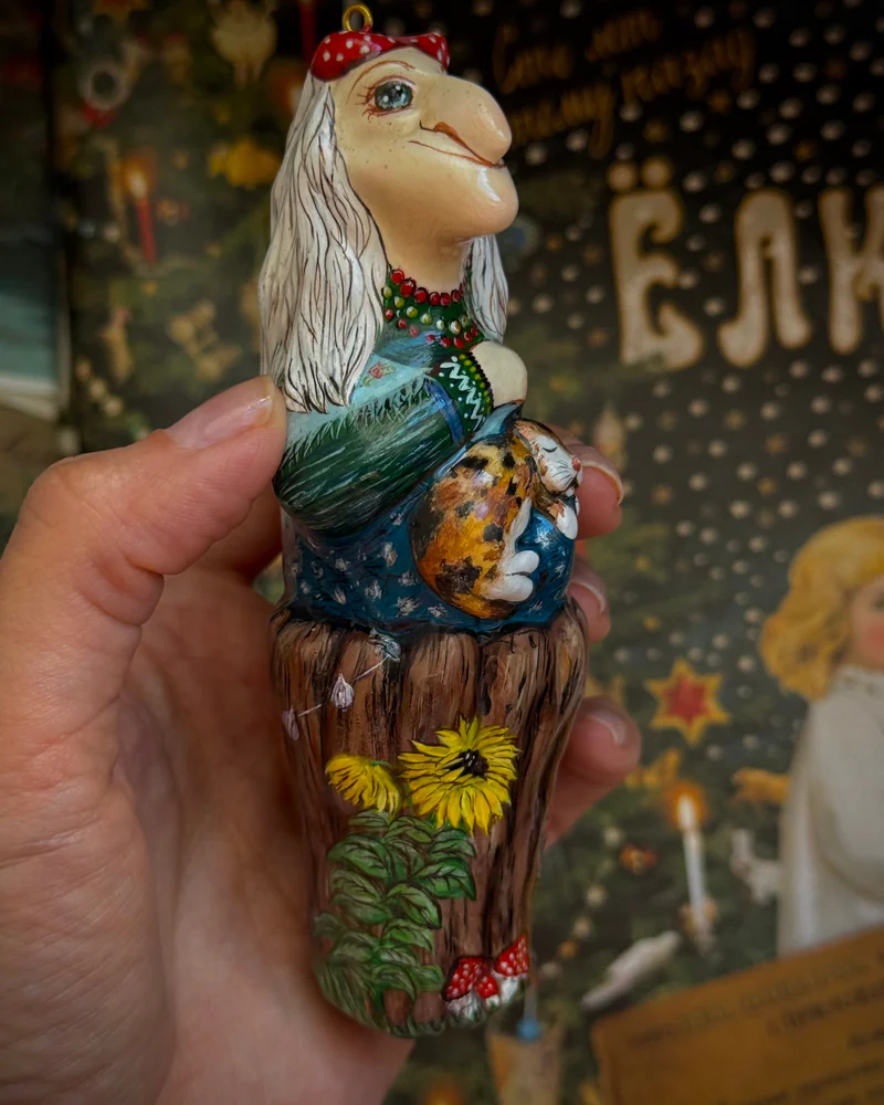 Коричневая ёлочная игрушка «Баба Яга»