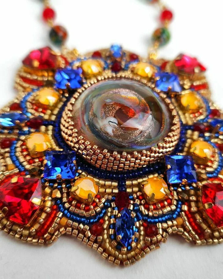 Кулон из бисера со Swarovski и авторским кабошоном