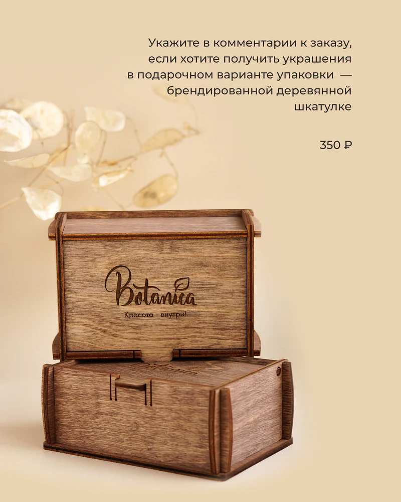 Овальный кулон с букетом (гортензия, спирея и морковник)