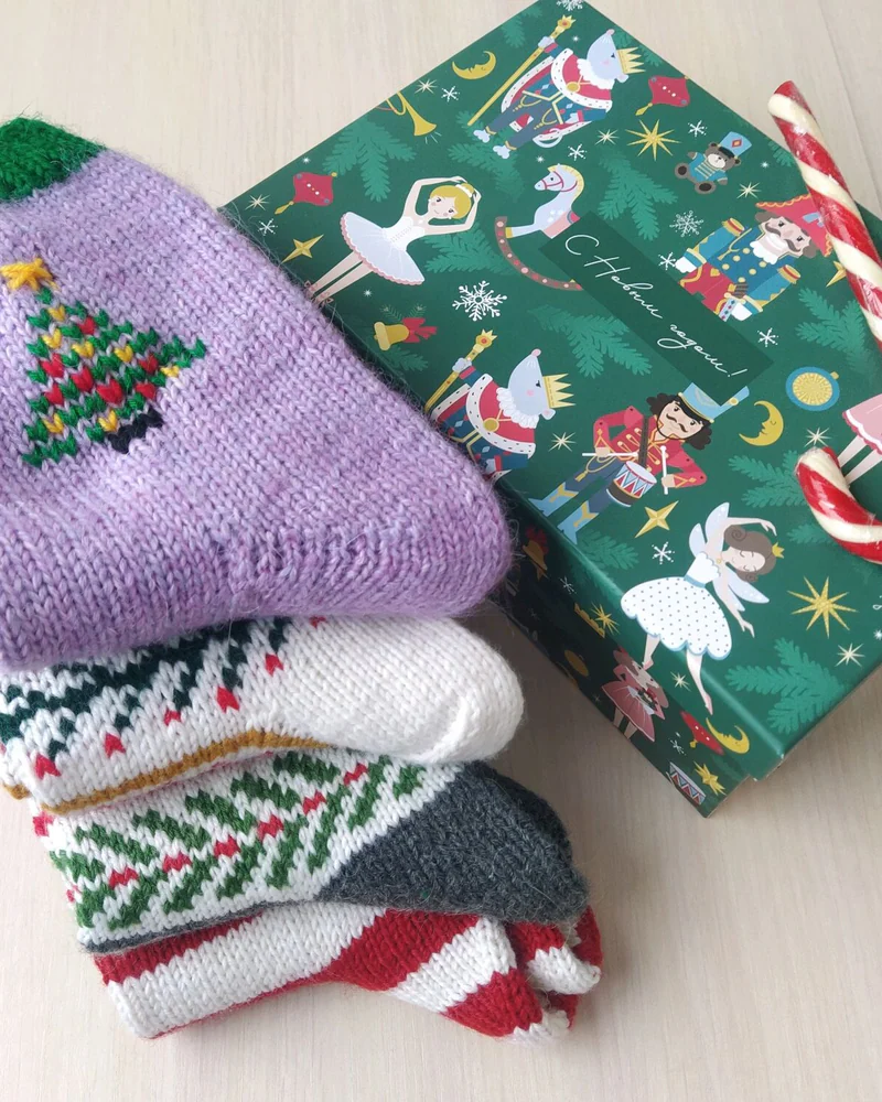 Новогодний подарочный набор вязаных носков RussianSocks ручной работы в коробке — Набор Щелкунчик