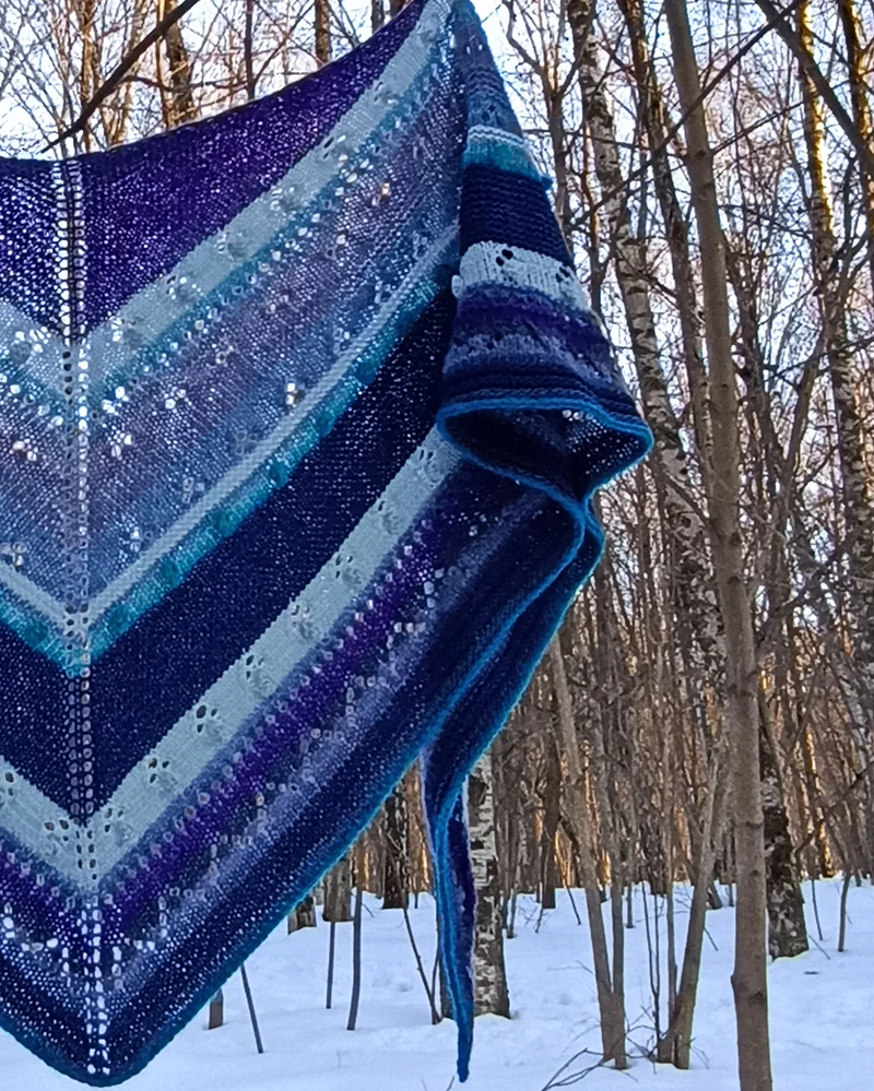 Вязаная ажурная шаль с шишечками из дундаги — Синий лёд, меринос