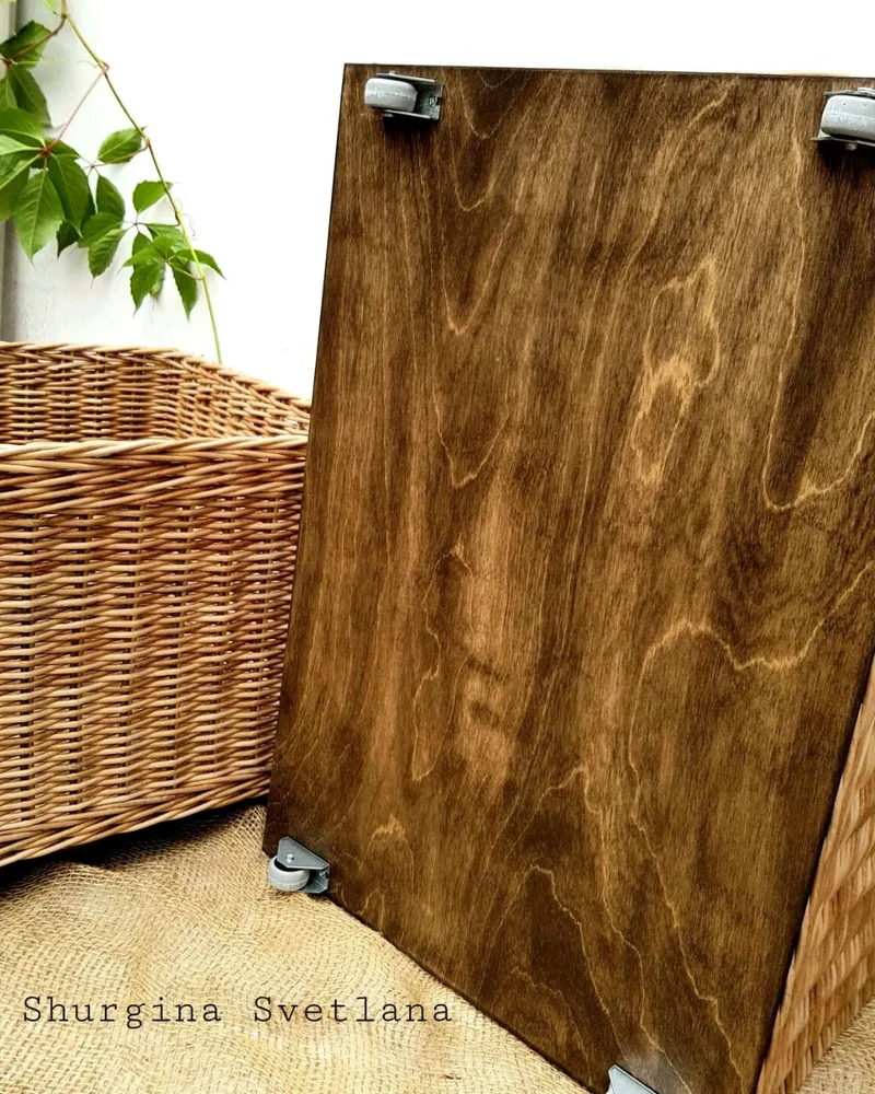 Плетеная корзина на колёсиках