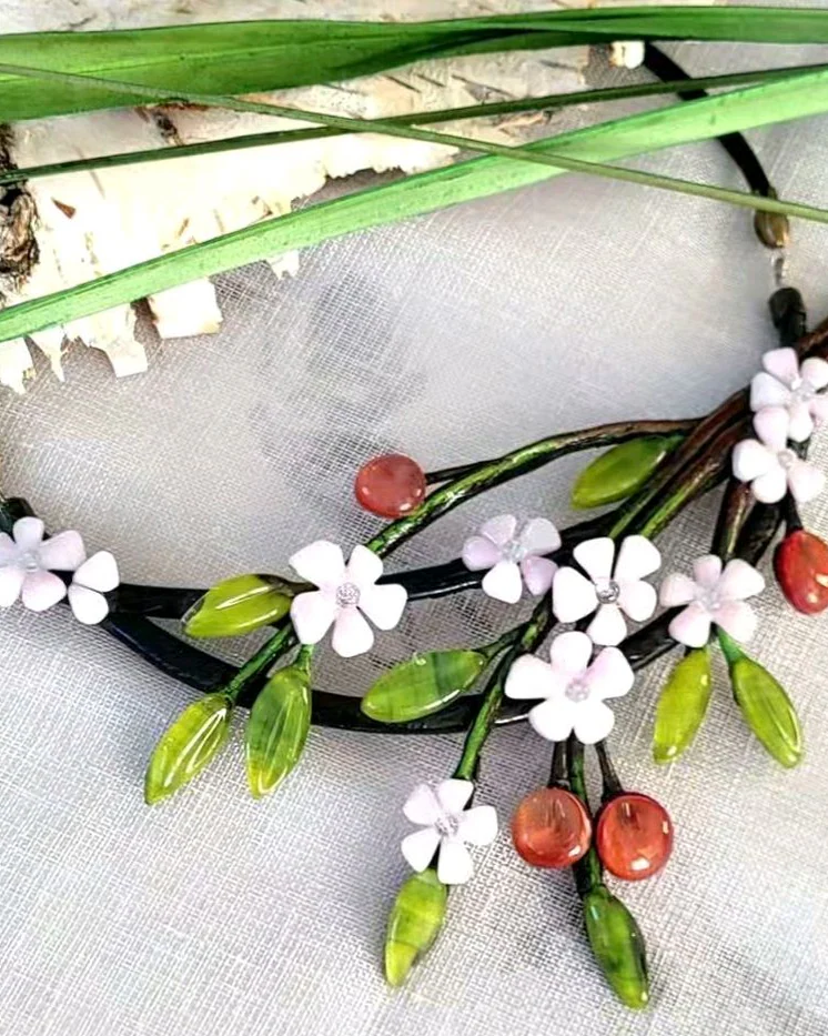 Ранняя вишня крупное колье из стекла и полимерной глины