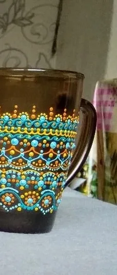 Невысокая кружка из дымчатого стекла с росписью