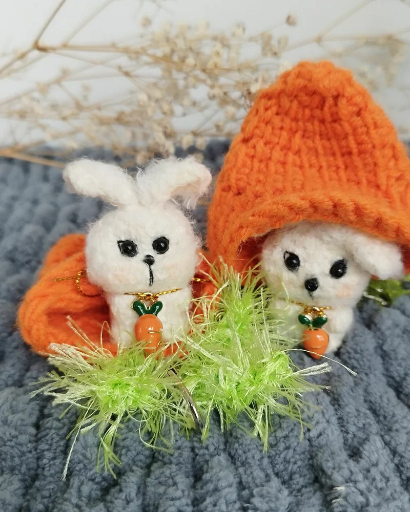 Амигуруми белый кролик с морковкой, игрушка зайка девочка