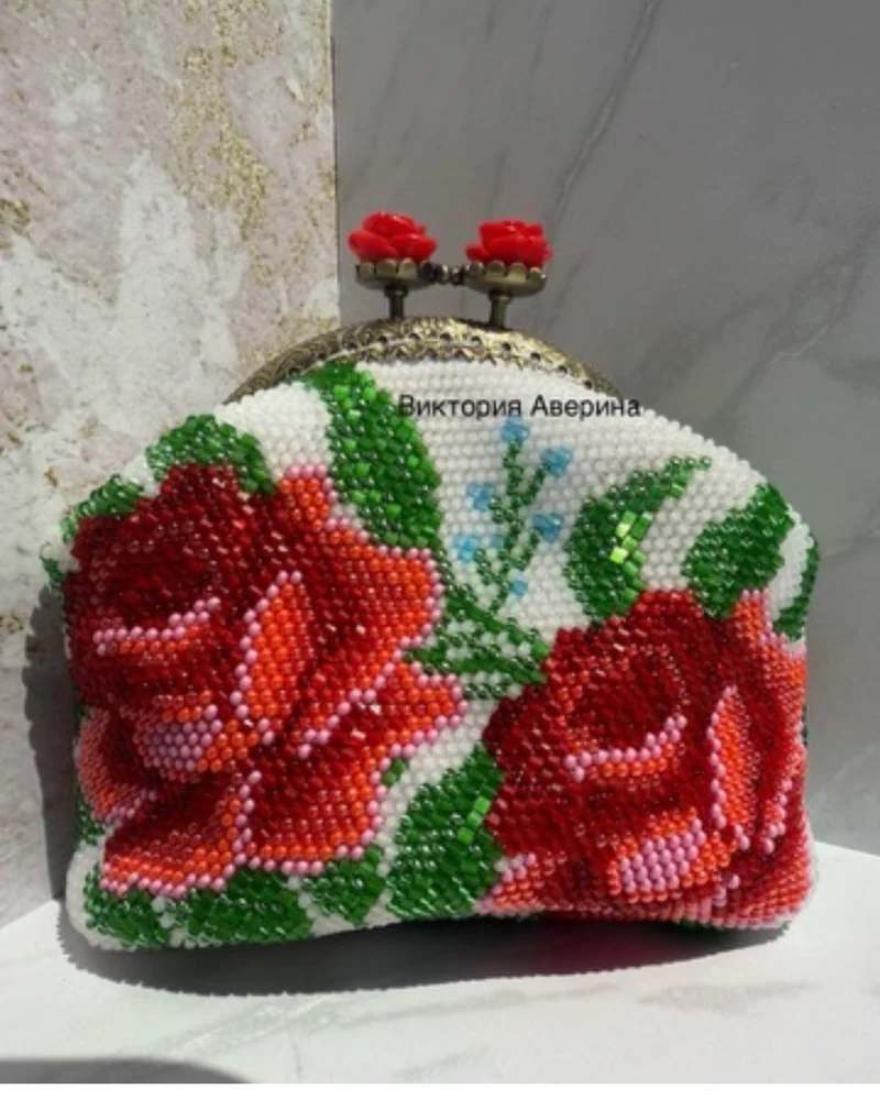 Косметичка связанна бисером