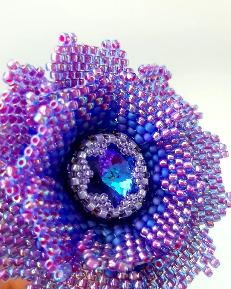 Сиреневая брошь «Цветок» с кристаллом Swarovski, D4см, ручная работа