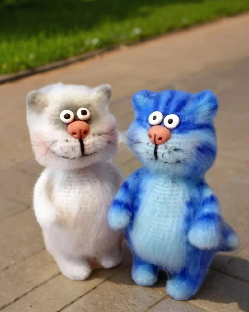 Синий кот счастья с подружкой