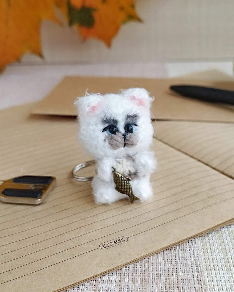 Миниатюрная вязаная игрушка белый котик, рыжий кот
