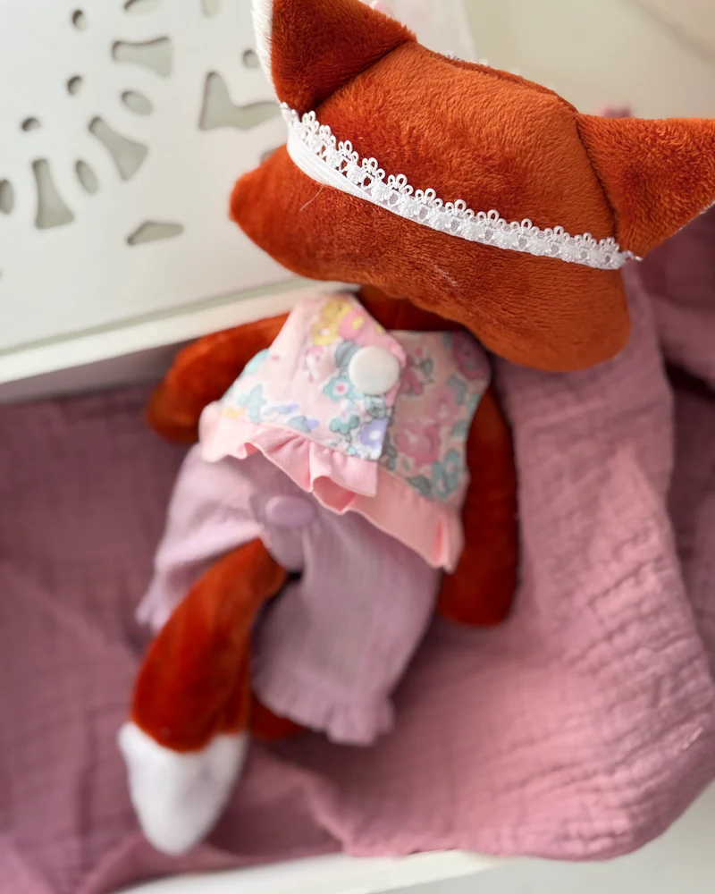 Лисичка игрушка антистресс с гречневой лузгой, игрушка с одеждой — в костюме с рюшами