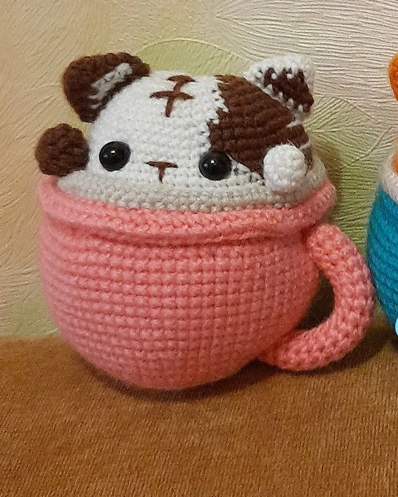 Вязаный котёнок в чашке — Пятнистый котёнок в розовой чашке