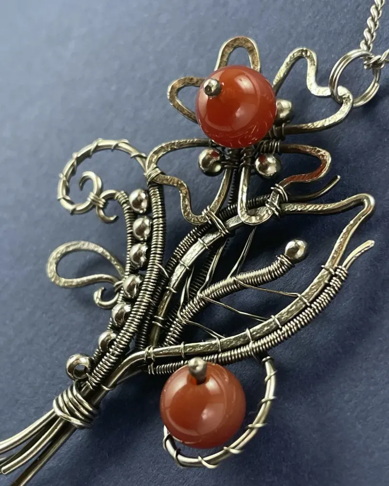 Кулон с бусинами сердолика в технике wire wrap — Основной