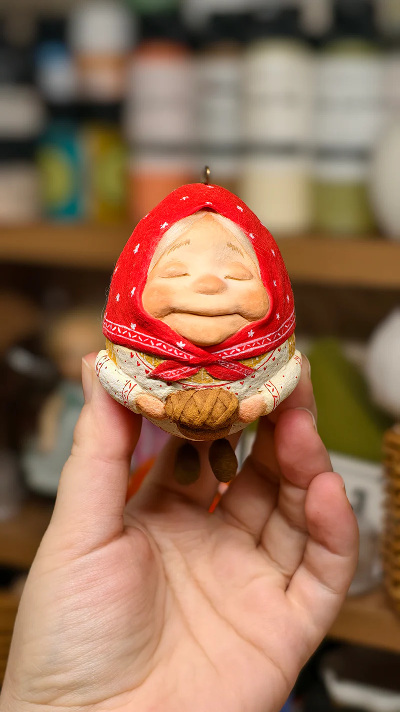 Ватная ёлочная игрушка "Бабуся с пирогом"