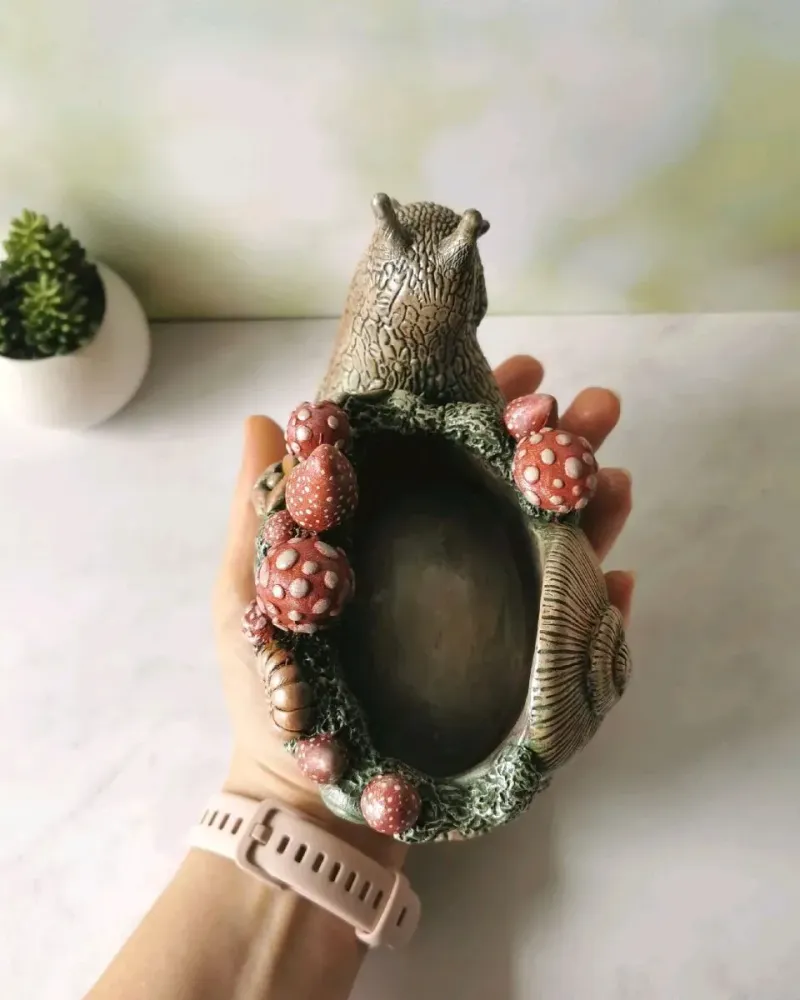 Улитка с мухоморами, кашпо