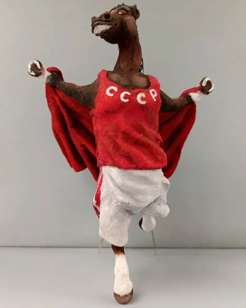 Ватная игрушка «Конь Марафонец» — Высота 15 см