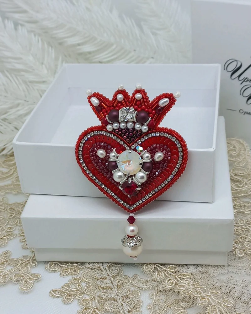 Брошь Сердце королевы из бисера