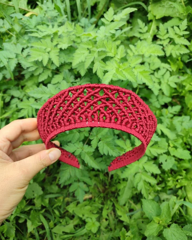 Бордовый круглый кокошник макраме
