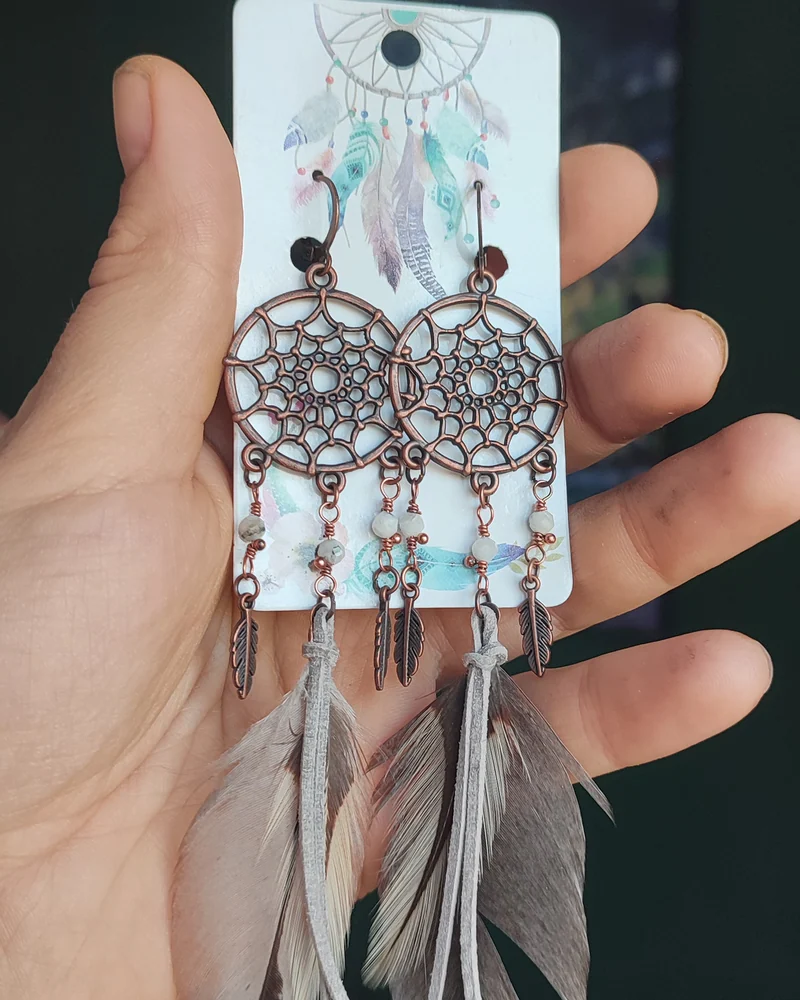 Серьги с перьями птиц