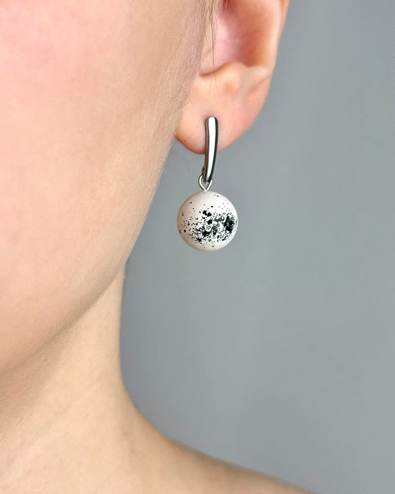 Серьги асимметричные из бетона — Белые с чёрным крапом