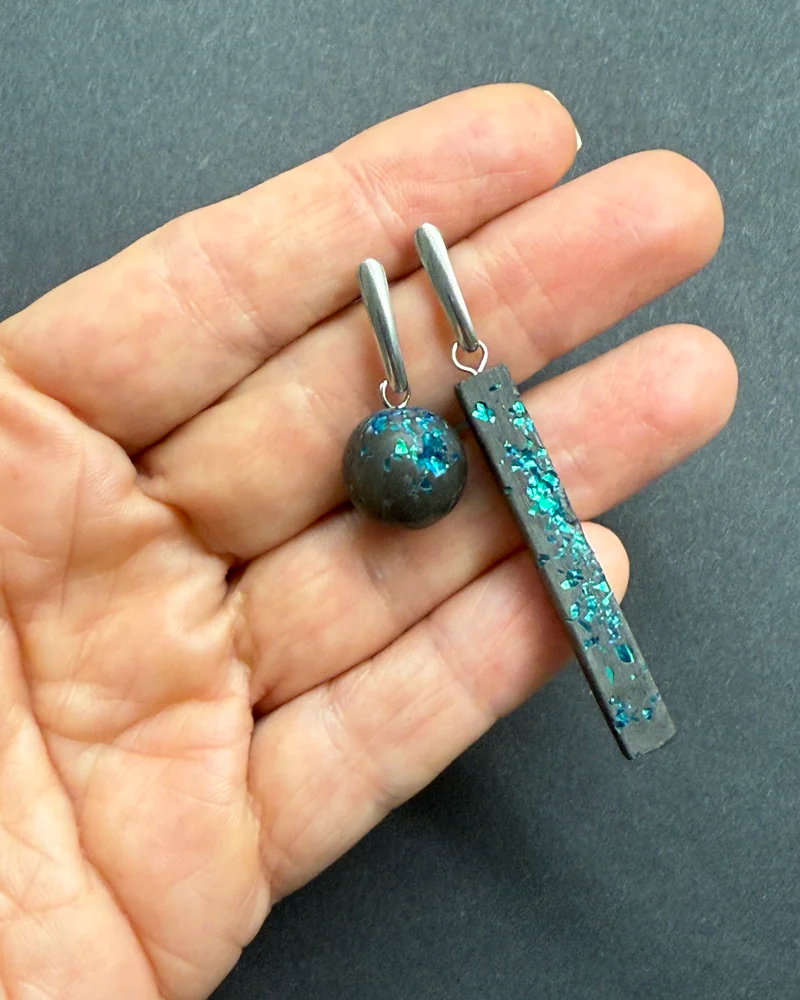 Серьги асимметричные из бетона — Графитовые с бирюзовыми блёстками