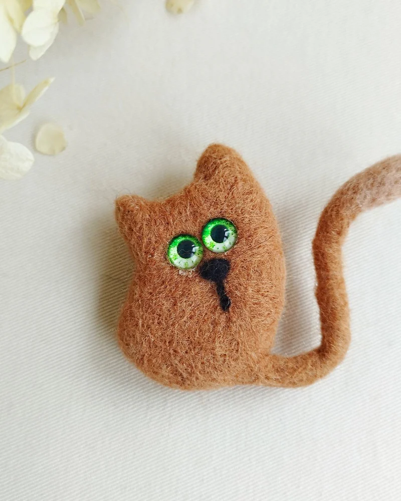 Черная кошка, черный кот Брошь из шерсти Белый котик, рыжий котенок