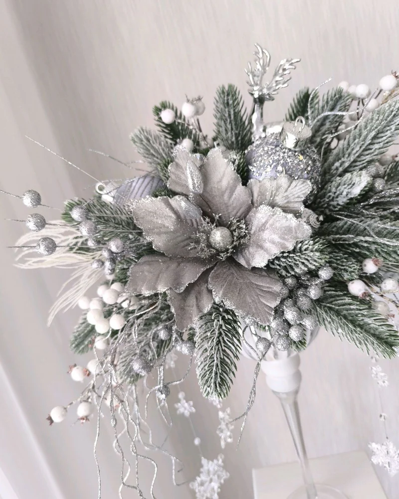 Новогодняя композиция в высоком бокале — Серебристая гамма