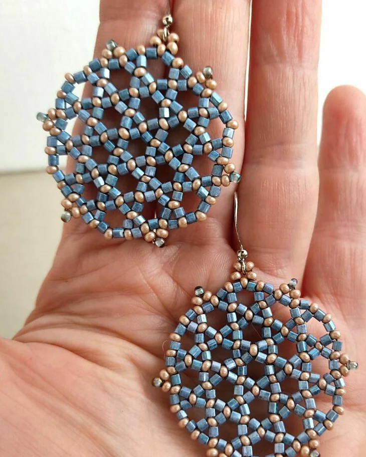 Серьги круглые серые ажурные из бисера