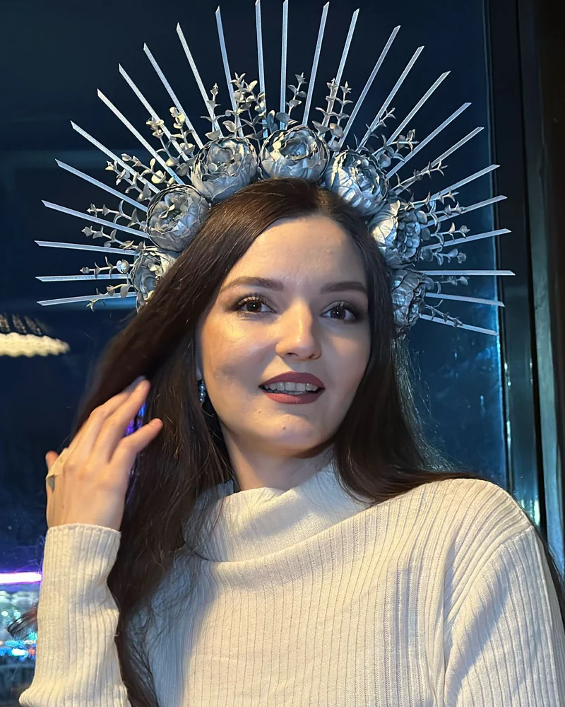 Серебряная корона с цветами и лучами — Серый