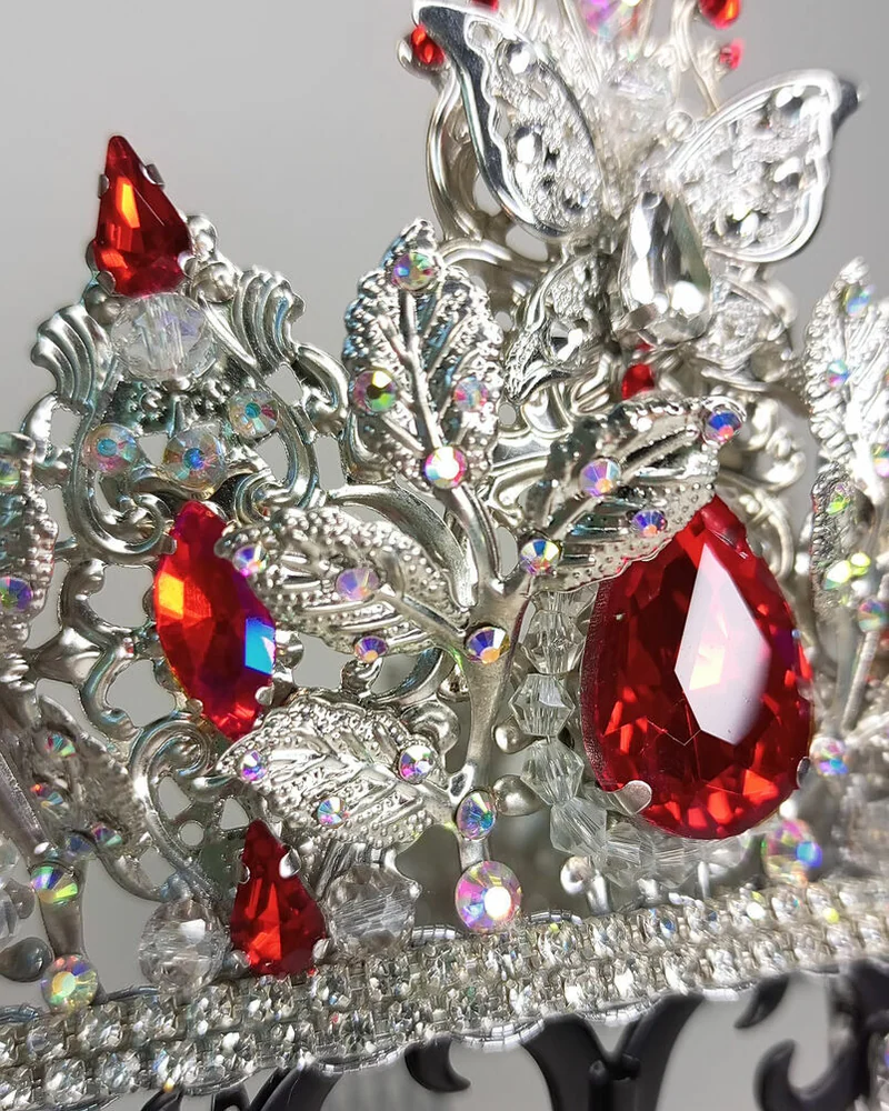 Серебряная корона и серьги с красными кристаллами