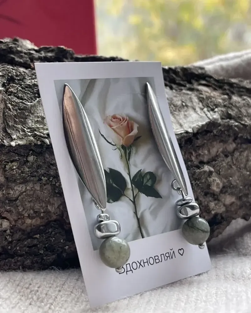 Зелёные серьги из лабрадорита и гематита