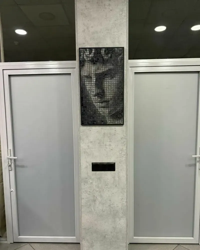 Мозаичное панно «Давид» из мрамора Imperial Gray в раме