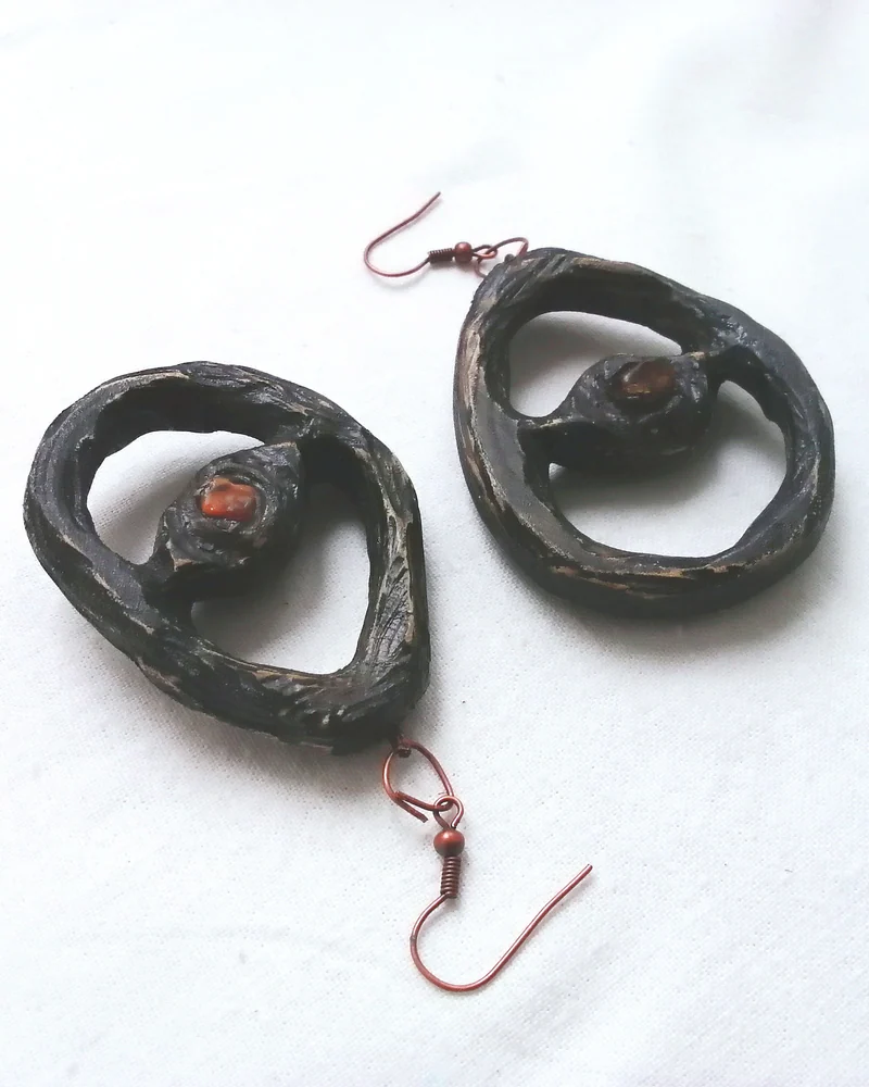 серьги из дерева — красное и черное