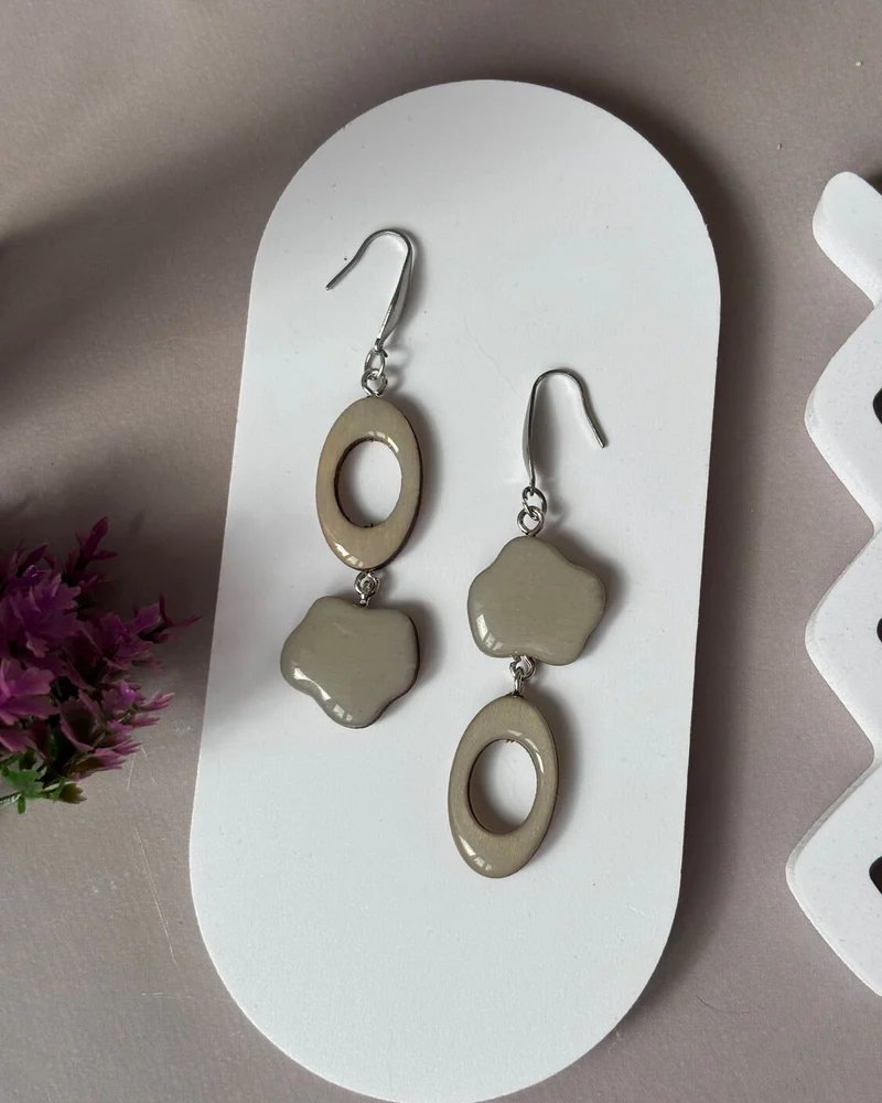 Серьги серые деревянные.Асимметрия