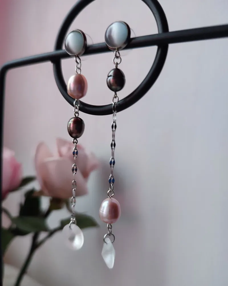 Серьги из жемчуга, и цепочек — розовый с серебристым