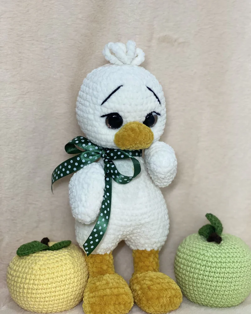 Вязаный белый утёнок амигуруми