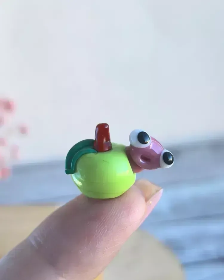 Миниатюрная стеклянная фигурка Яблоко с червячком в технике Lampwork — Высота 10 мм