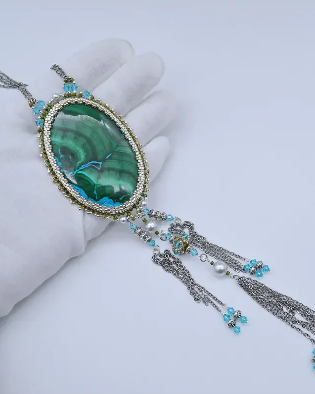 Кулон ручной работы с малахитом и Swarovski