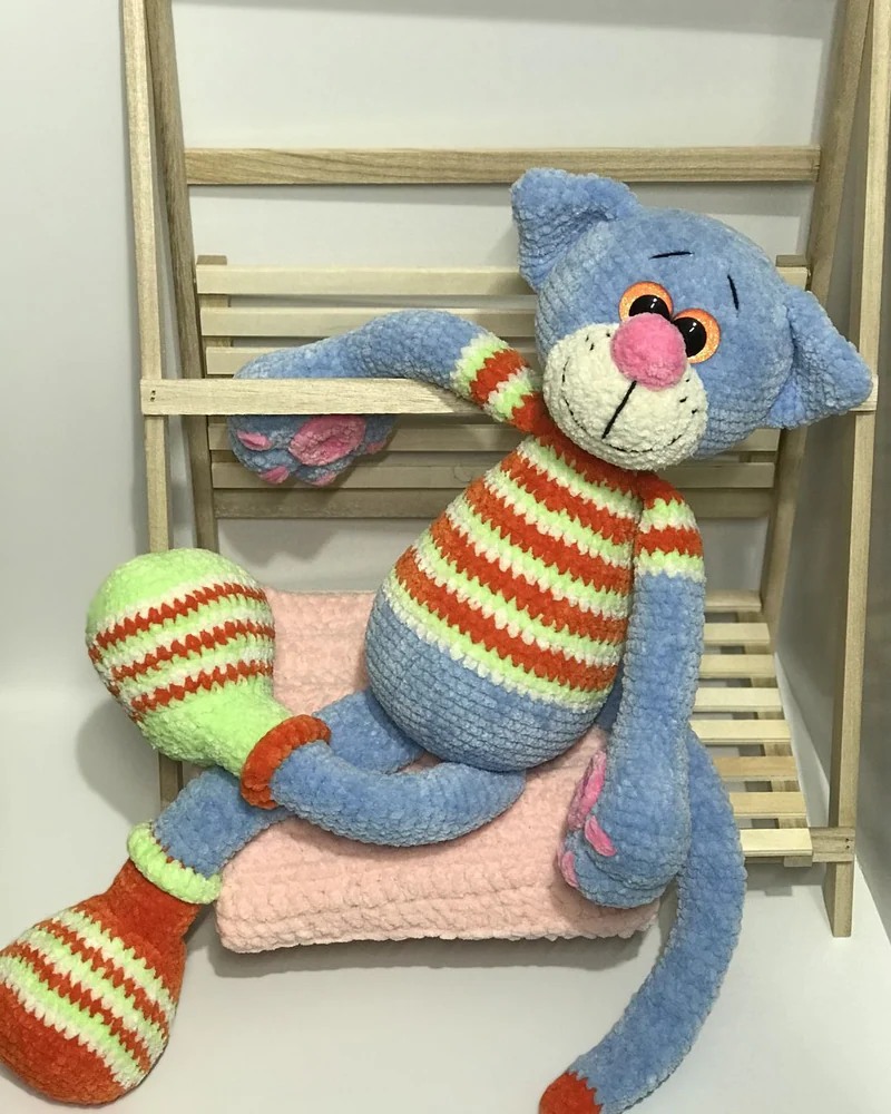 Вязаный полосатый котик амигуруми