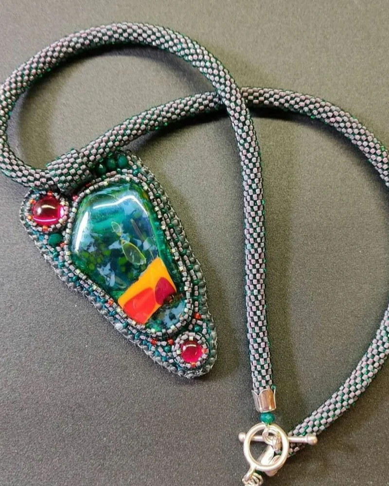 Зеленый кулон яркий абстрактный из бисера
